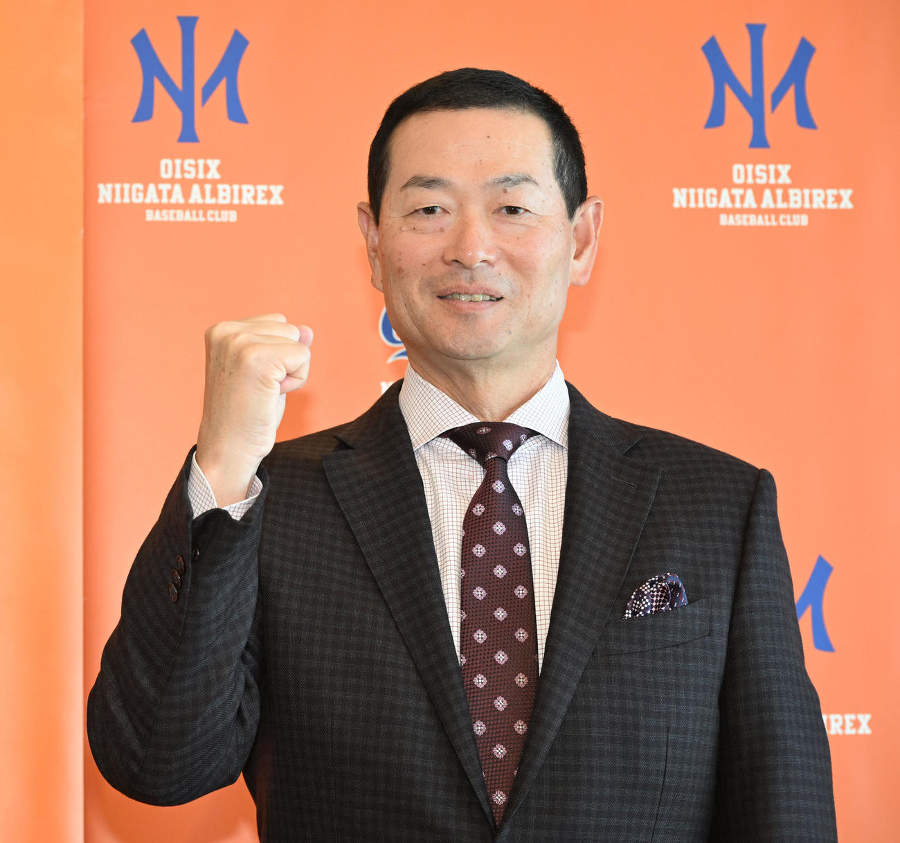オイシックス新潟アルビレックスBCのCBO就任記者会見を終え、ポーズを取る桑田氏（撮影・千葉一成）
