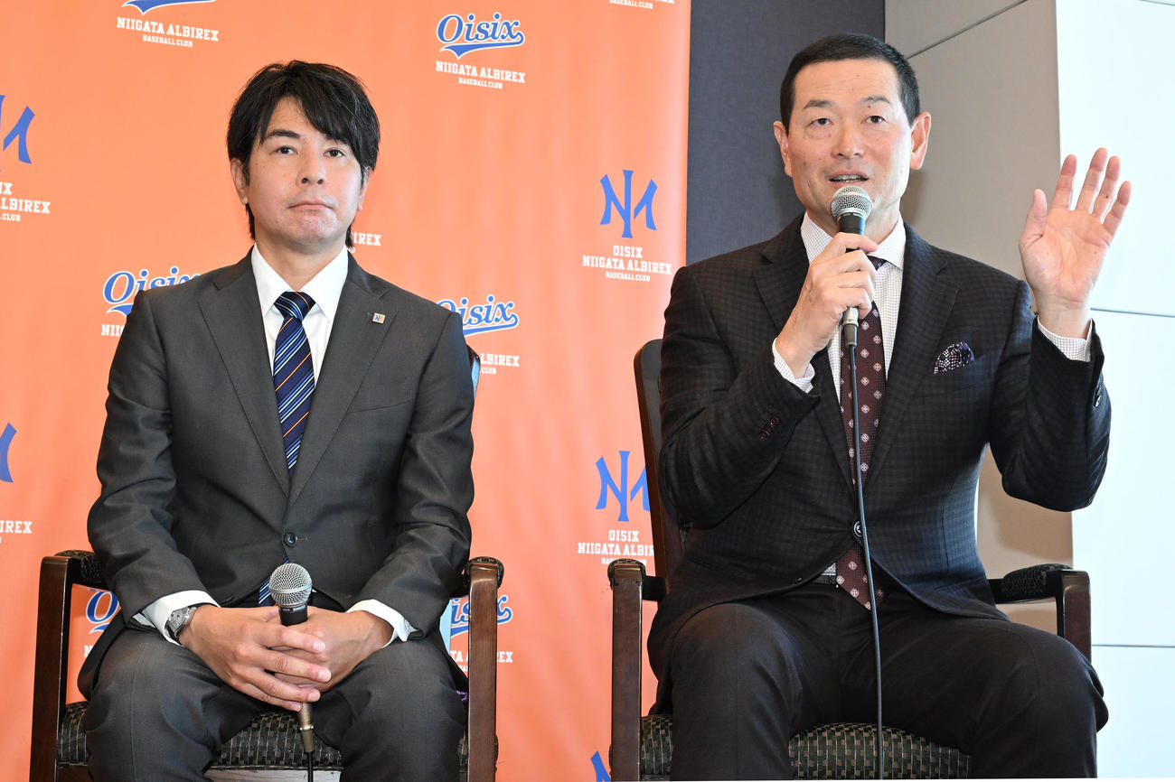 オイシックス新潟アルビレックスBCのCBO就任記者会見で記者の質問に答える桑田氏。左は武田監督（撮影・千葉一成）