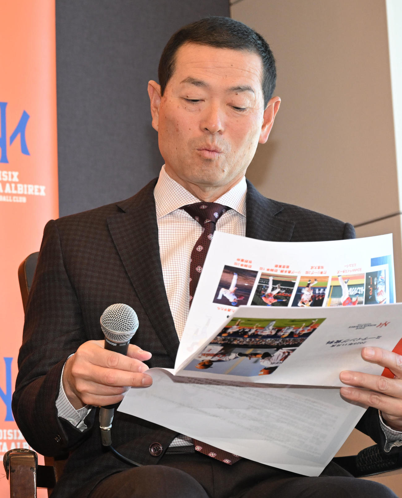 資料に目を通すオイシックス新潟アルビレックスBCのCBOに就任した桑田氏（撮影・千葉一成）