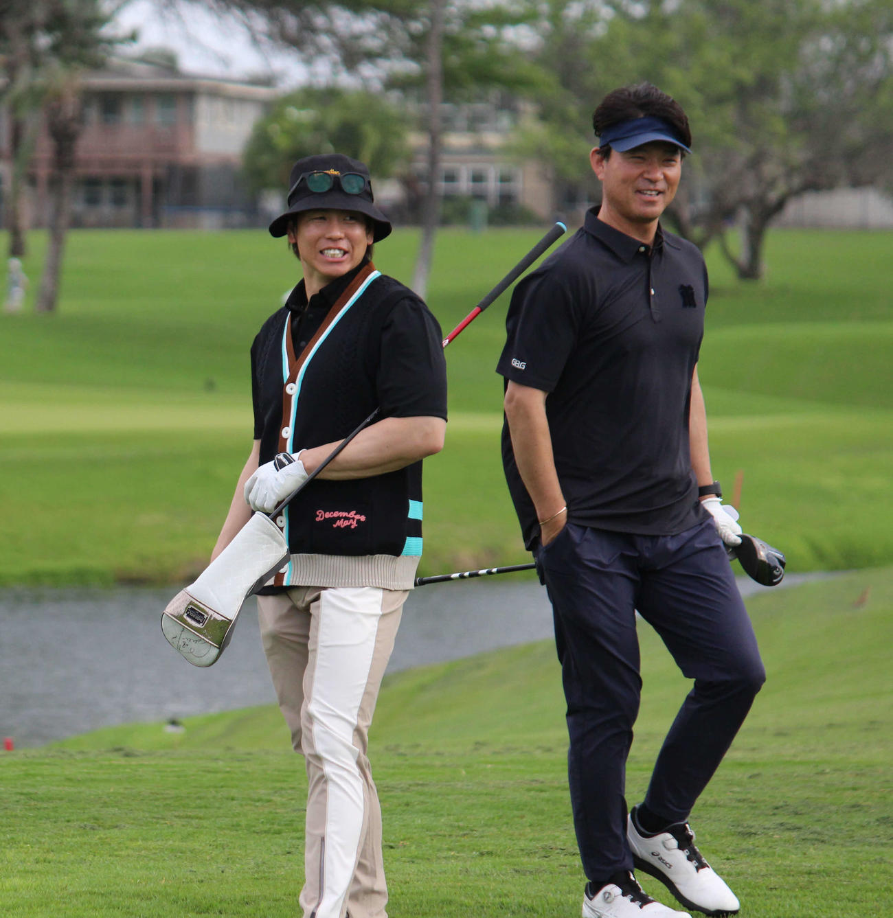 優勝旅行で球団主催のゴルフコンペに参加した阪神梅野と筒井外野守備兼走塁チーフコーチ（撮影・磯綾乃）