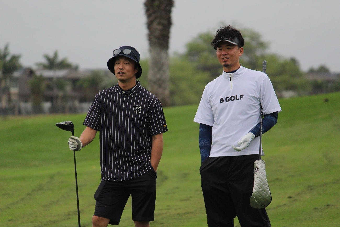 優勝旅行で球団主催のゴルフコンペに参加した日本ハムへ移籍する島本（左）（撮影・磯綾乃）
