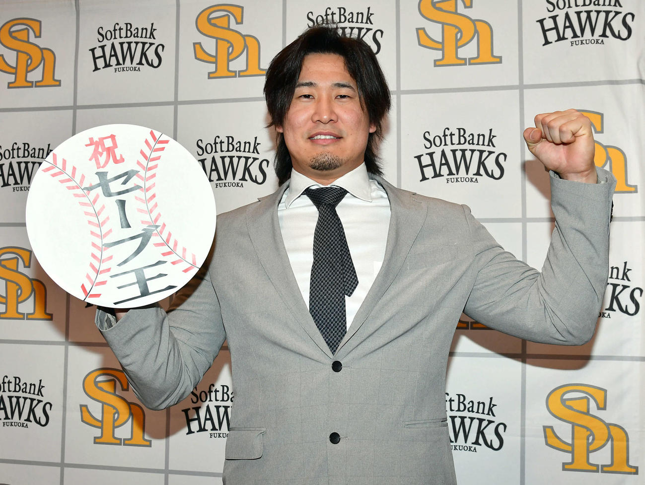 今季セーブ王に輝いたソフトバンク杉山は大幅増で契約更改し、笑顔でガッツポーズ（撮影・岩下翔太）