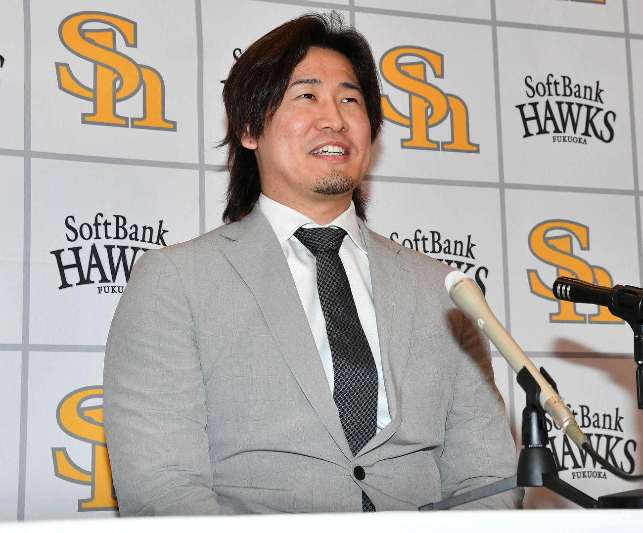 大幅増で契約更改し、会見で笑顔を見せるソフトバンク杉山（撮影・岩下翔太）