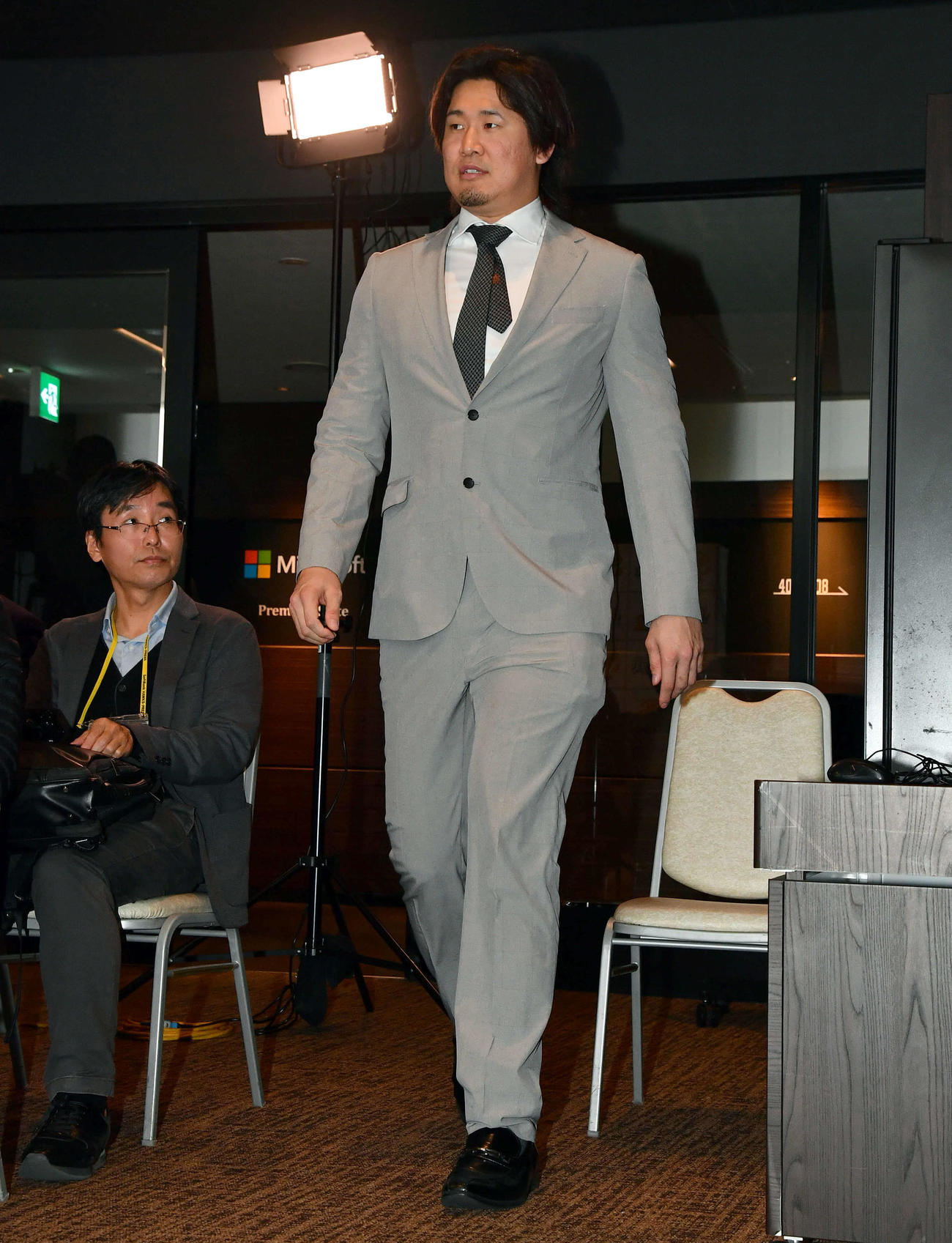 契約更改を終えて会見場に入るソフトバンク杉山（撮影・岩下翔太）
