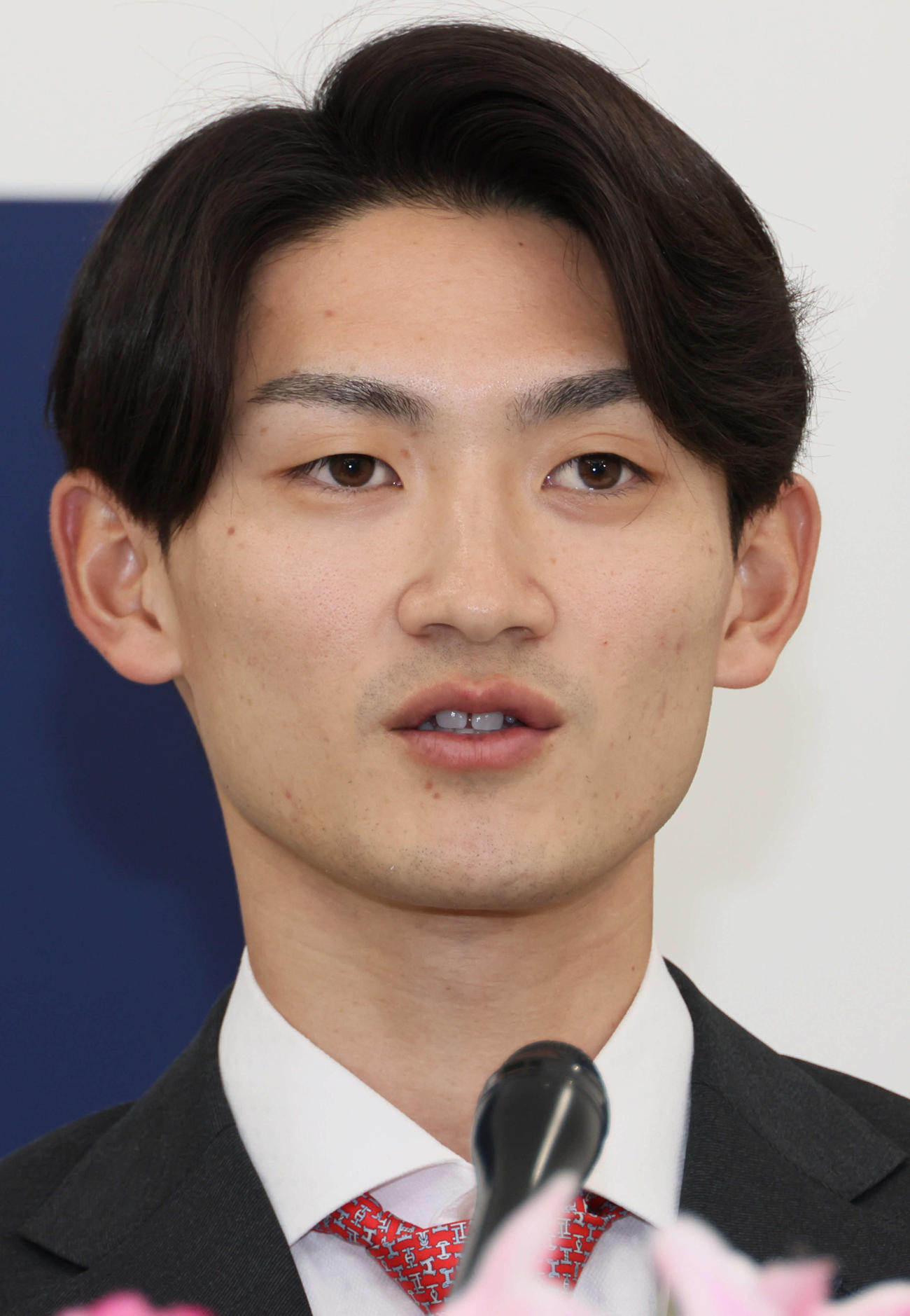 現役ドラフトで広島に移籍、入団会見する辰見（撮影・加藤孝規）