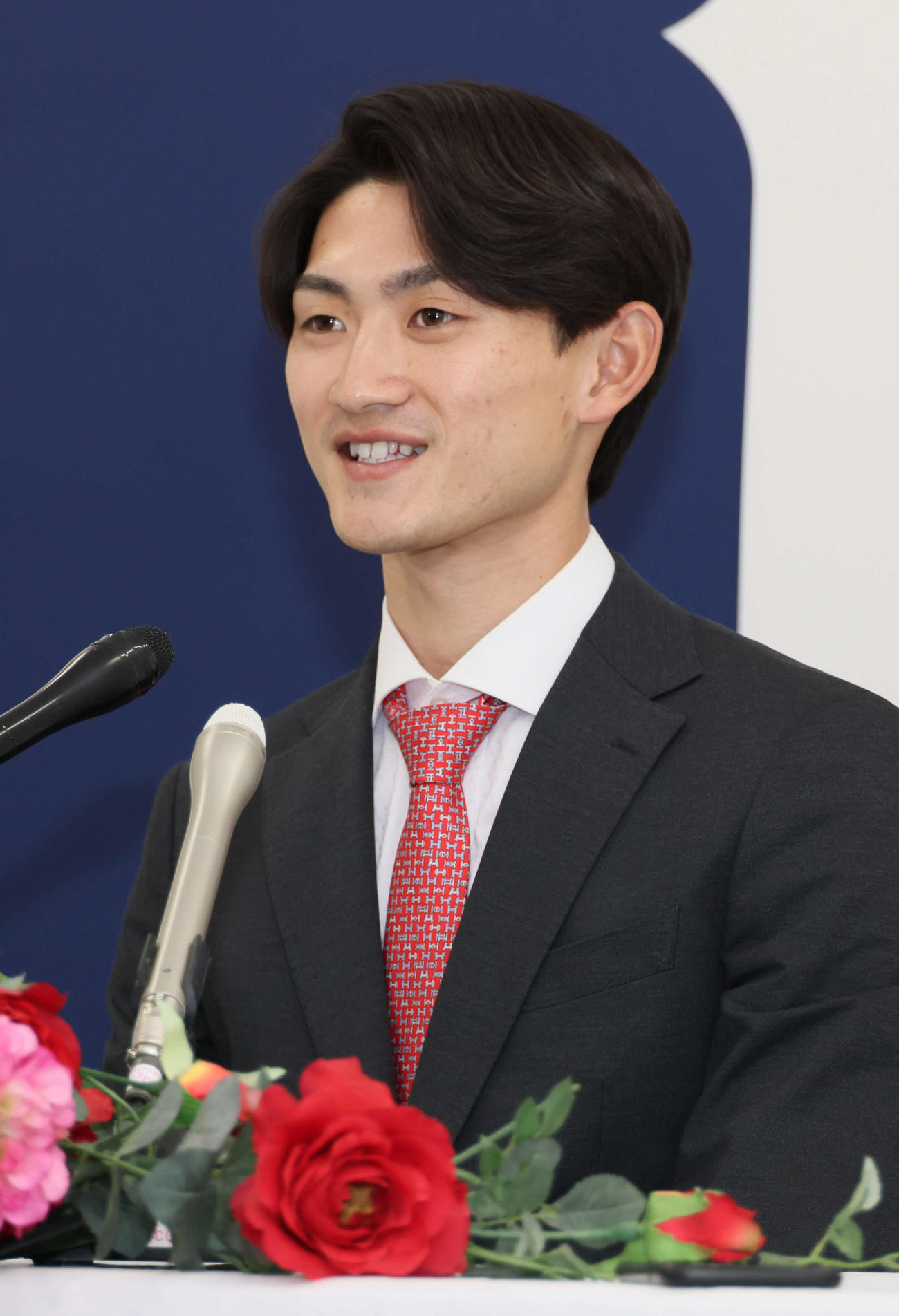 現役ドラフトで広島に移籍、入団会見する辰見（撮影・加藤孝規）