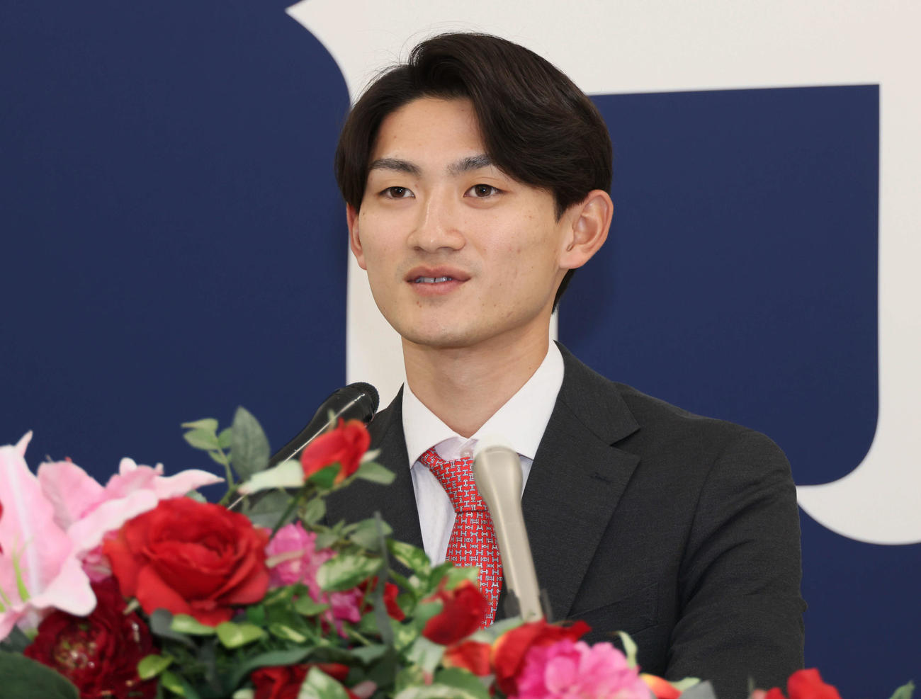 現役ドラフトで広島に移籍、入団会見する辰見（撮影・加藤孝規）