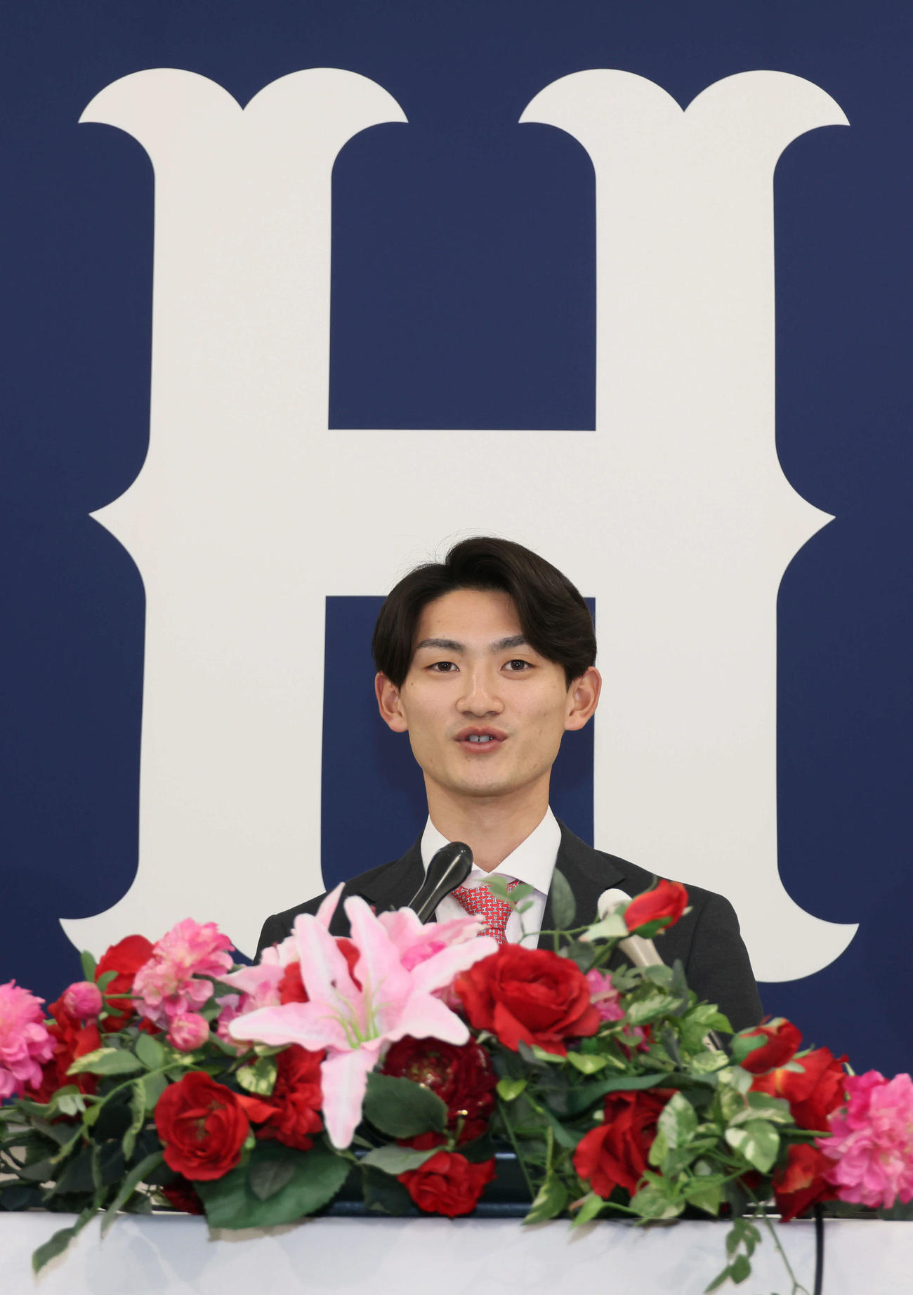 現役ドラフトで広島に移籍、入団会見する辰見（撮影・加藤孝規）