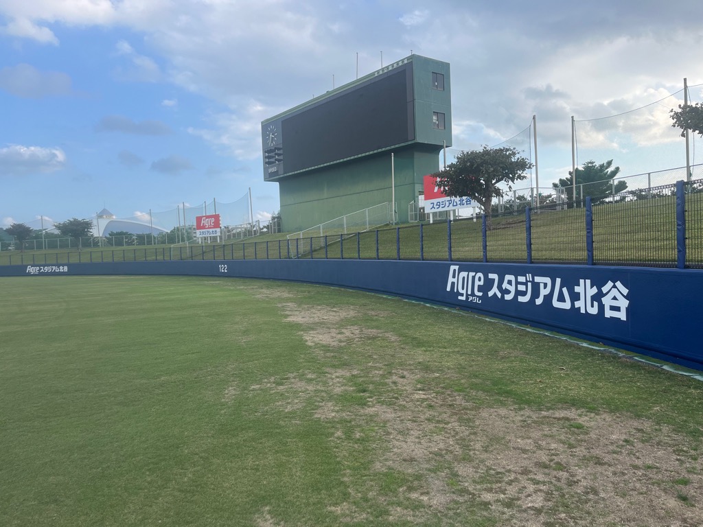 9700万円をかけ改修されたアグレスタジアム北谷のフェンス