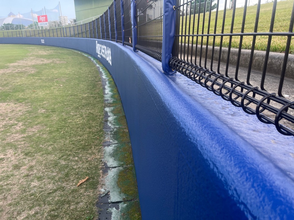 9700万円をかけ改修されたアグレスタジアム北谷のフェンス