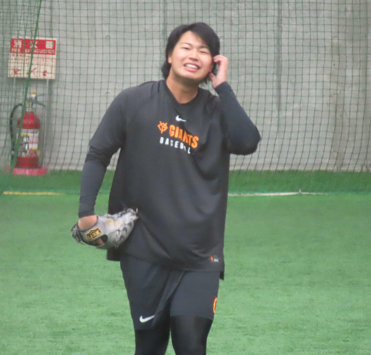 移籍後初めてジャイアンツ球場を訪れ、キャッチボール中に笑顔を見せる巨人松浦（撮影・水谷京裕）