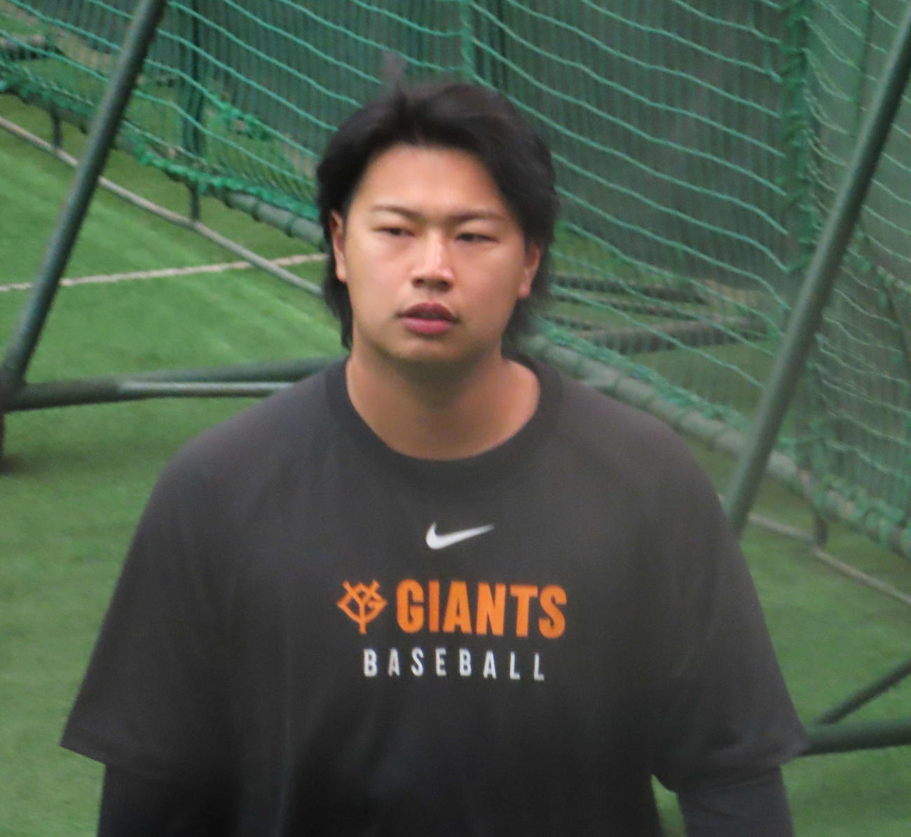 移籍後初めてジャイアンツ球場を訪れ、アップをする巨人松浦（撮影・水谷京裕）