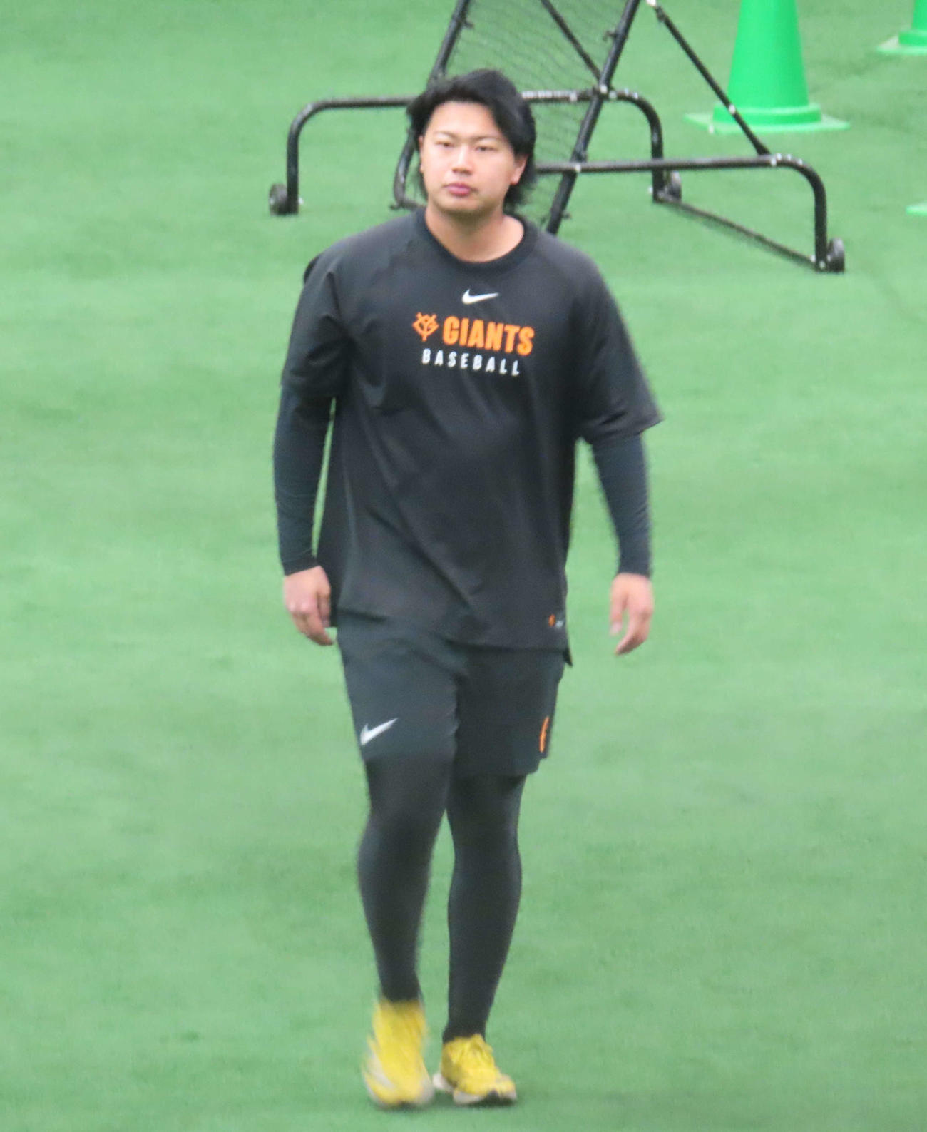 移籍後初めてジャイアンツ球場を訪れ、アップをする巨人松浦（撮影・水谷京裕）