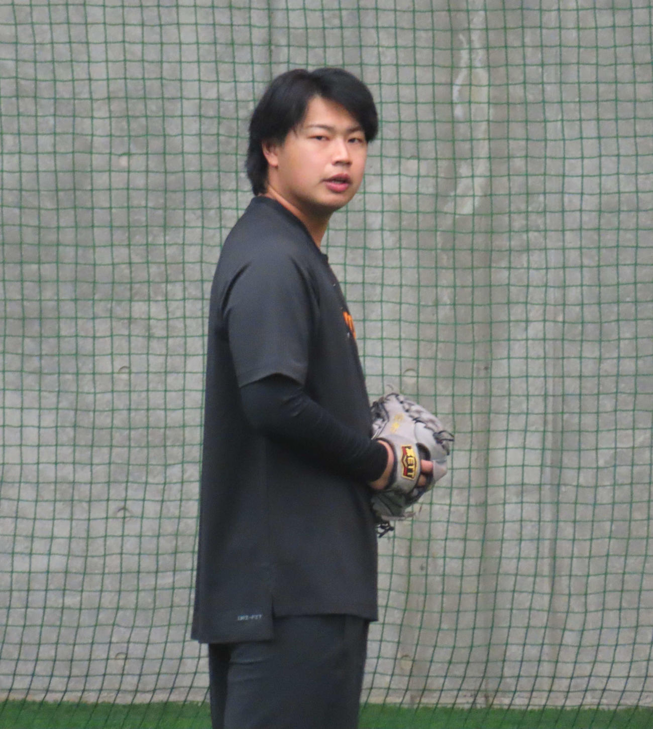 移籍後初めてジャイアンツ球場を訪れ、キャッチボールする巨人松浦（撮影・水谷京裕）