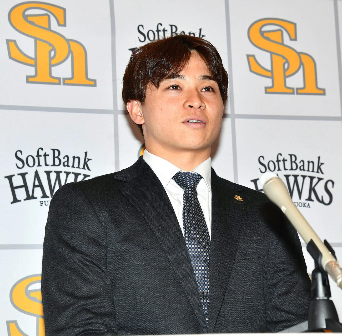 アップで契約更改し、会見を行うソフトバンク谷川原（撮影・岩下翔太）