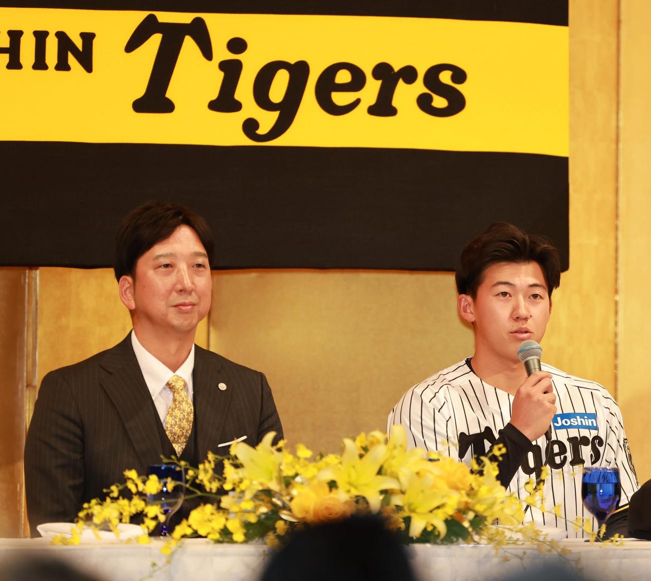 入団発表会で意気込みを話すドラフト1位の立石正広。左は藤川監督（25年12月撮影）