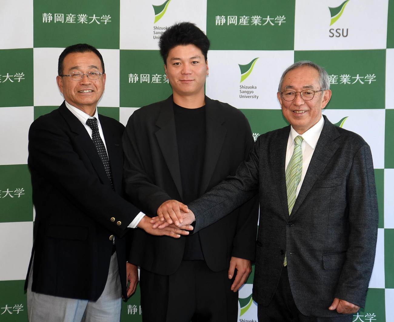 母校の静岡産大を訪れ、堀川学長（右）、萩原監督（左）と写真に納まる広島大盛