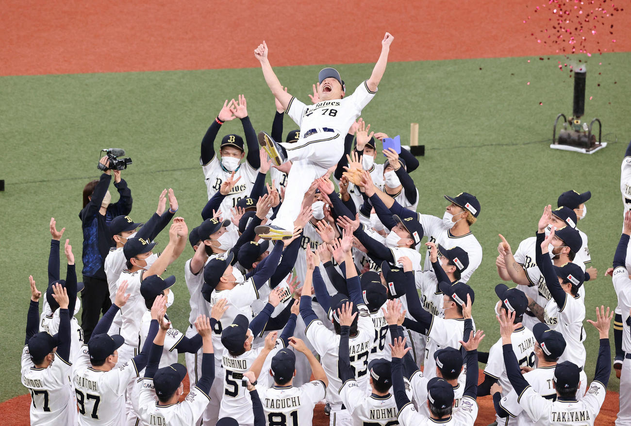 パ・リーグ優勝を決め、ナインから胴上げされるオリックス中嶋監督（2021年10月27撮影）