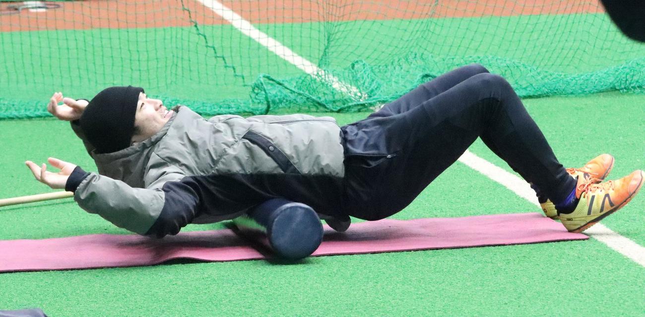 リラックスした表情でストレッチする日本ハム奈良間