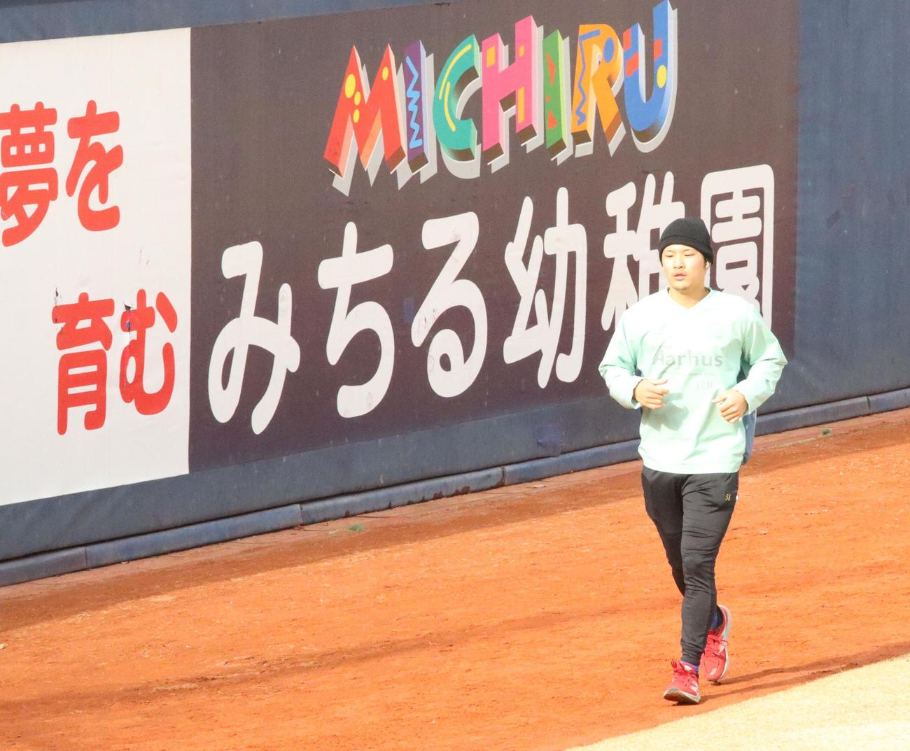 鎌ケ谷で走り込む日本ハム奈良間