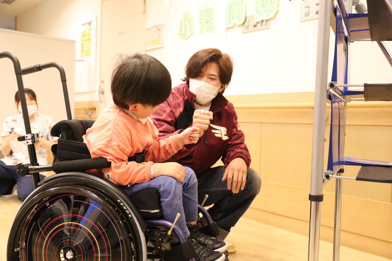 東北大学病院を訪問し子どもたちと交流する楽天早川（代表撮影）