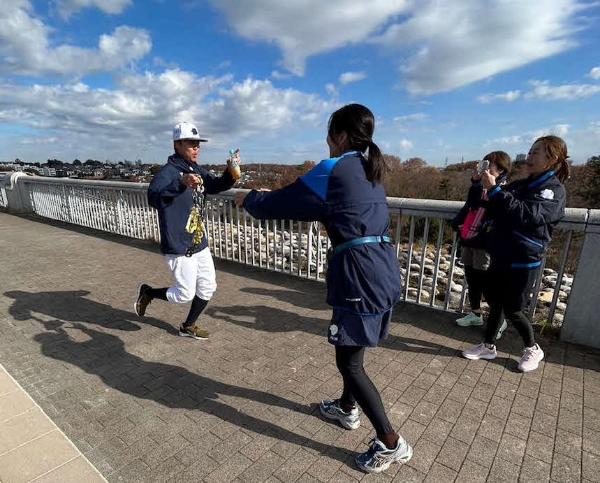 西武ファン有志が「多摩湖駅伝」を企画・実行した（写真は読者提供）