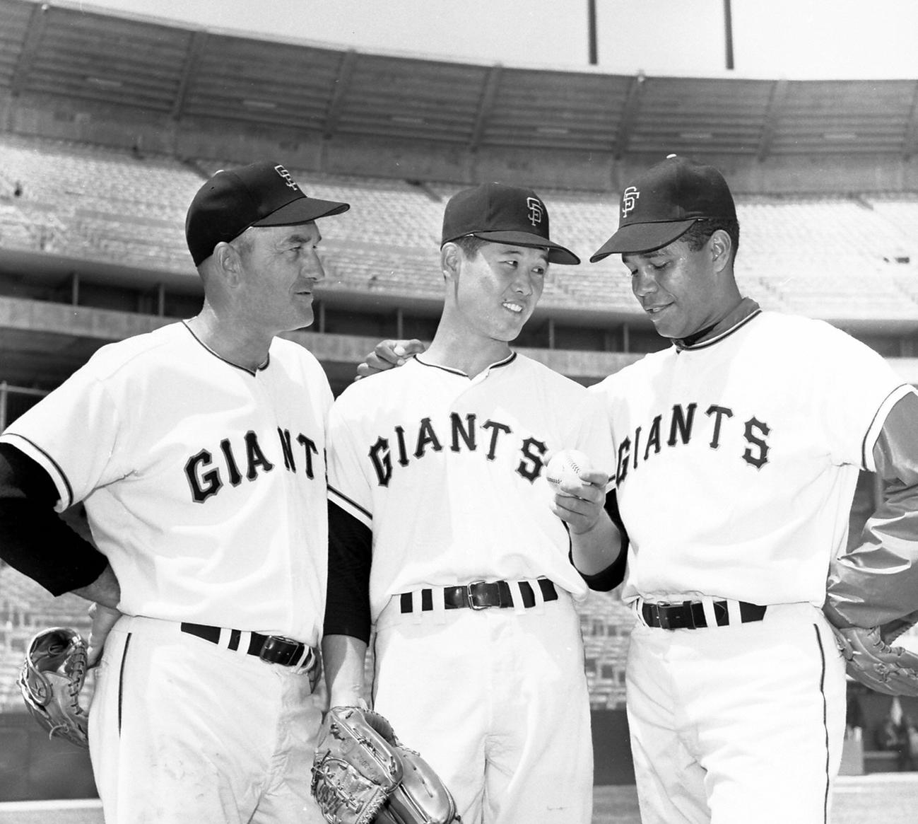 ジャイアンツ時代の村上雅則氏（中央）（1965年5月撮影）