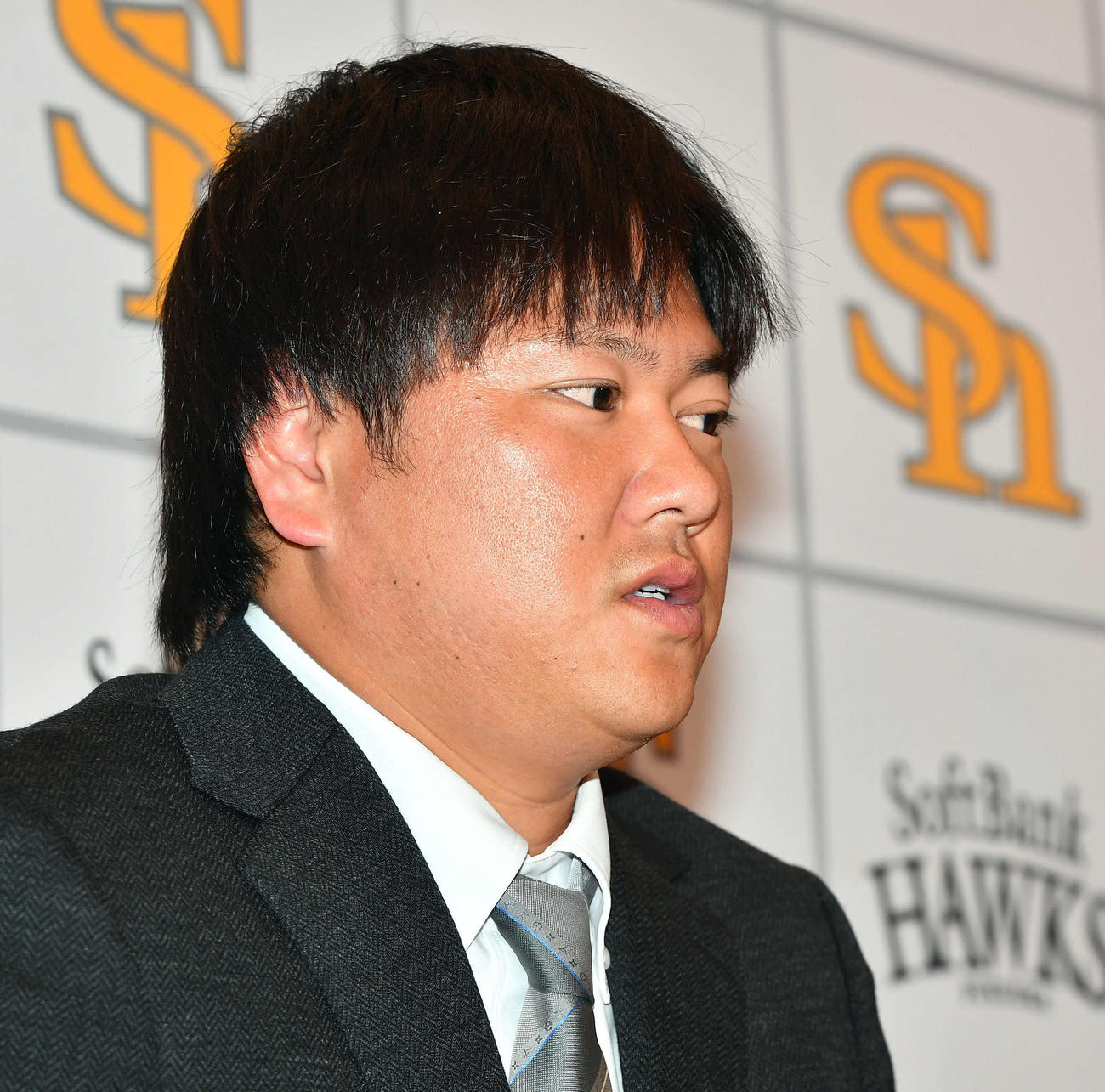 減俸で契約更改し、会見で厳しい表情を見せるソフトバンク津森（撮影・岩下翔太）