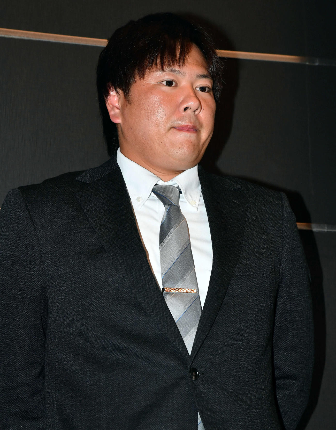 減俸で契約更改したソフトバンク津森は囲み取材で厳しい表情を見せる（撮影・岩下翔太）