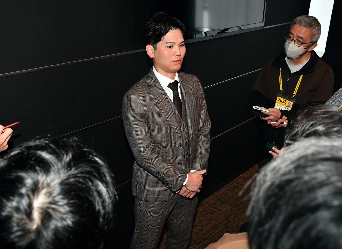 契約更改後の会見を終えて囲み取材を受けるソフトバンク緒方（撮影・岩下翔太）