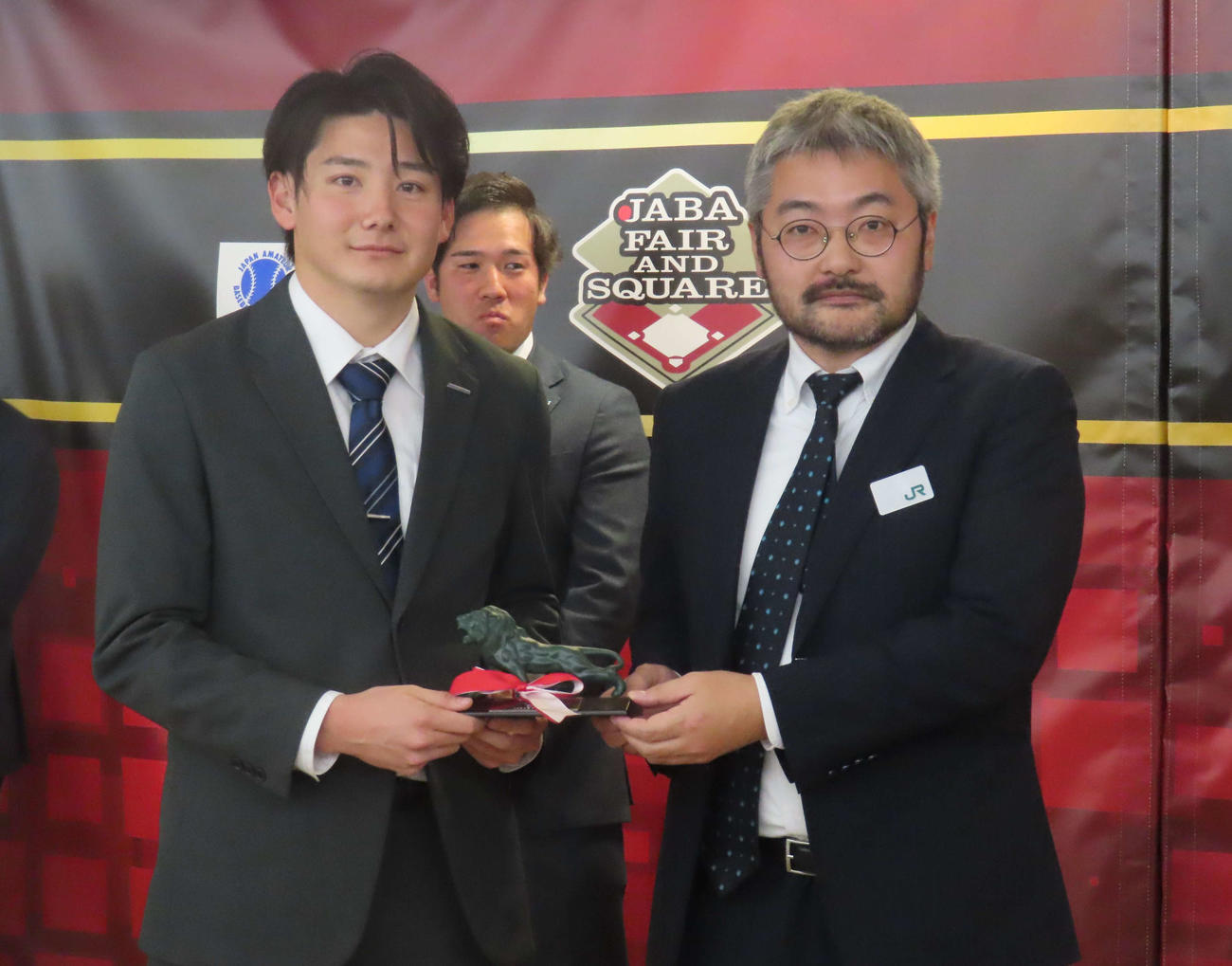 「第40回JABA東京都野球連盟表彰式」に出席した巨人ドラフト1位の竹丸（左＝撮影・水谷京裕）