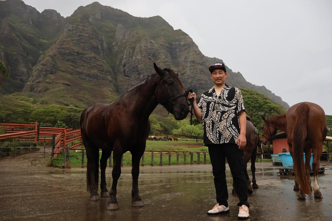 クアロアランチで馬とたわむれる阪神岩崎