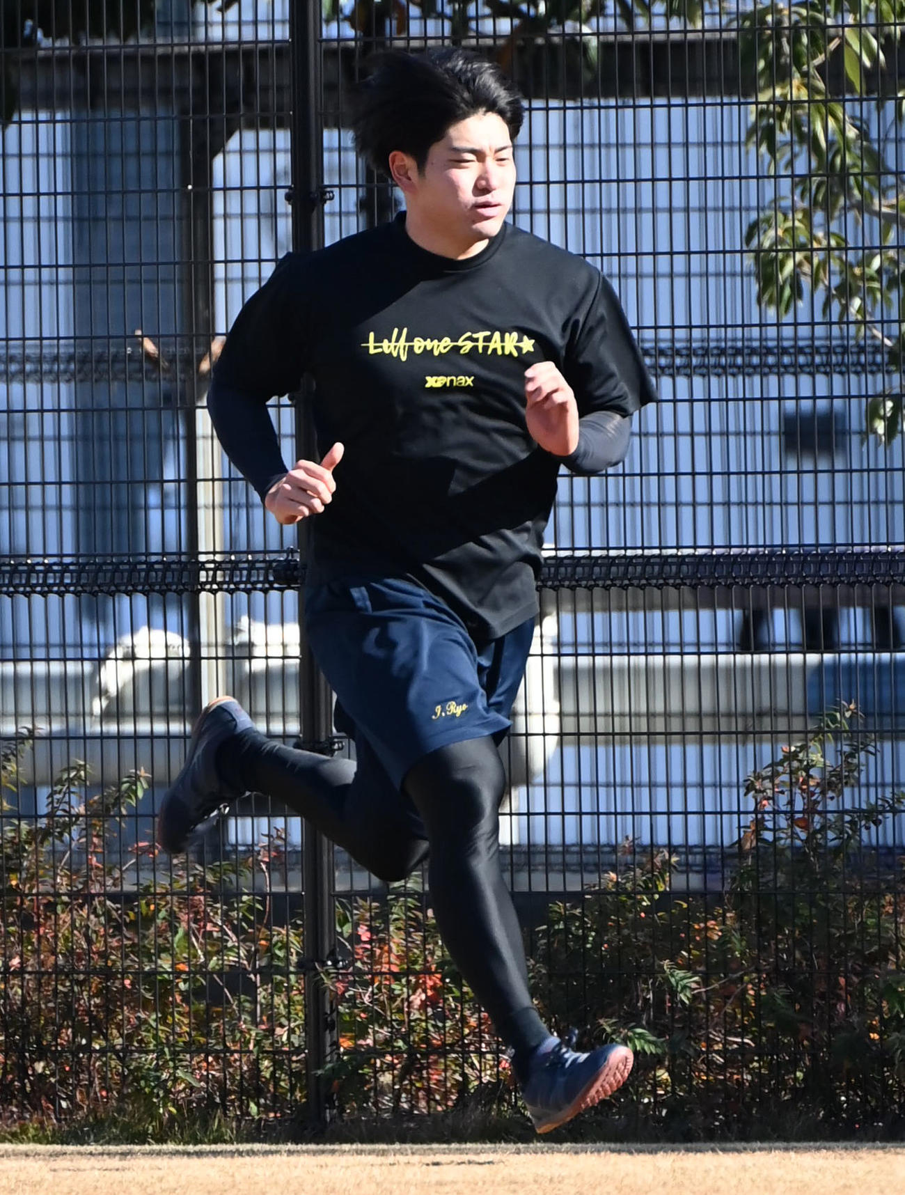 ダッシュをする伊藤稜（撮影・石井愛子）