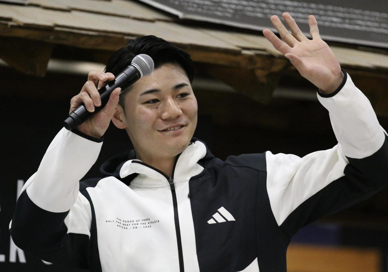 札幌市内にある「スーパースポーツゼビオドーム札幌月寒店」でトークショーを行った日本ハム清宮幸＝2025年12月19日