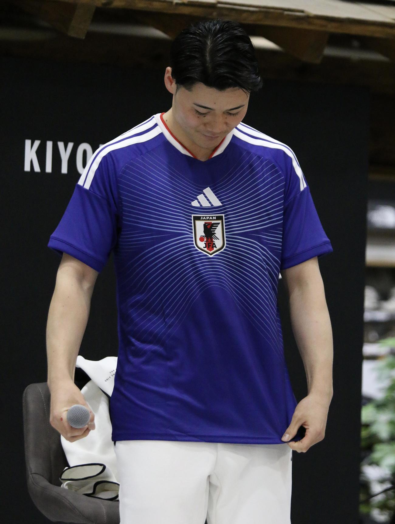 札幌市内にある「スーパースポーツゼビオドーム札幌月寒店」でサッカー日本代表のユニホームを着てトークショーを行った日本ハム清宮幸