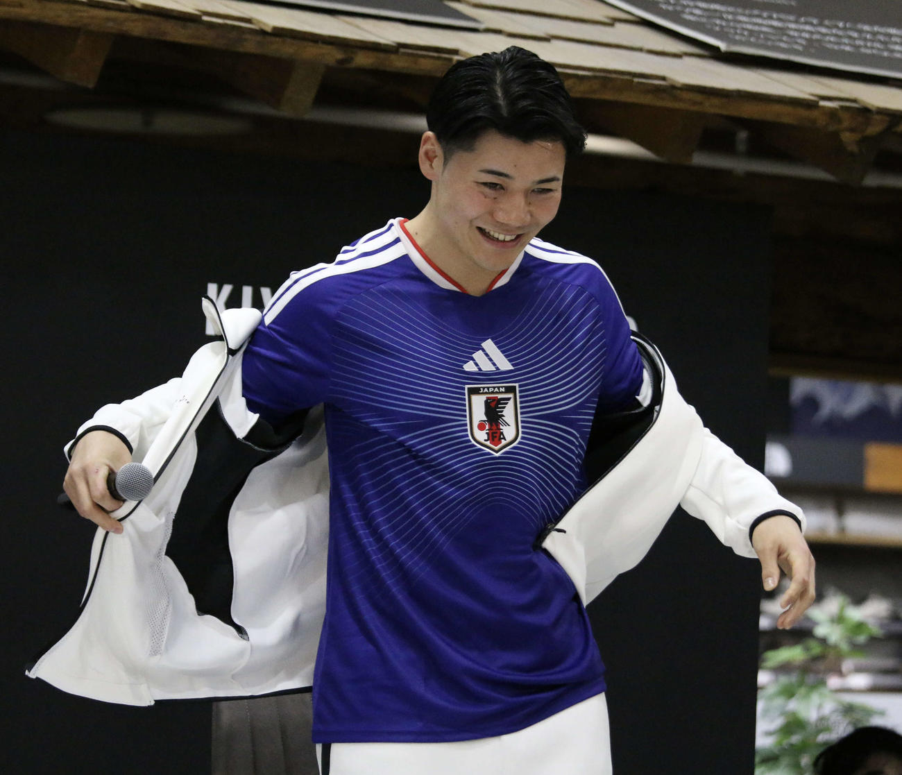 札幌市内にある「スーパースポーツゼビオドーム札幌月寒店」でサッカー日本代表のユニホームを着てトークショーを行った日本ハム清宮幸