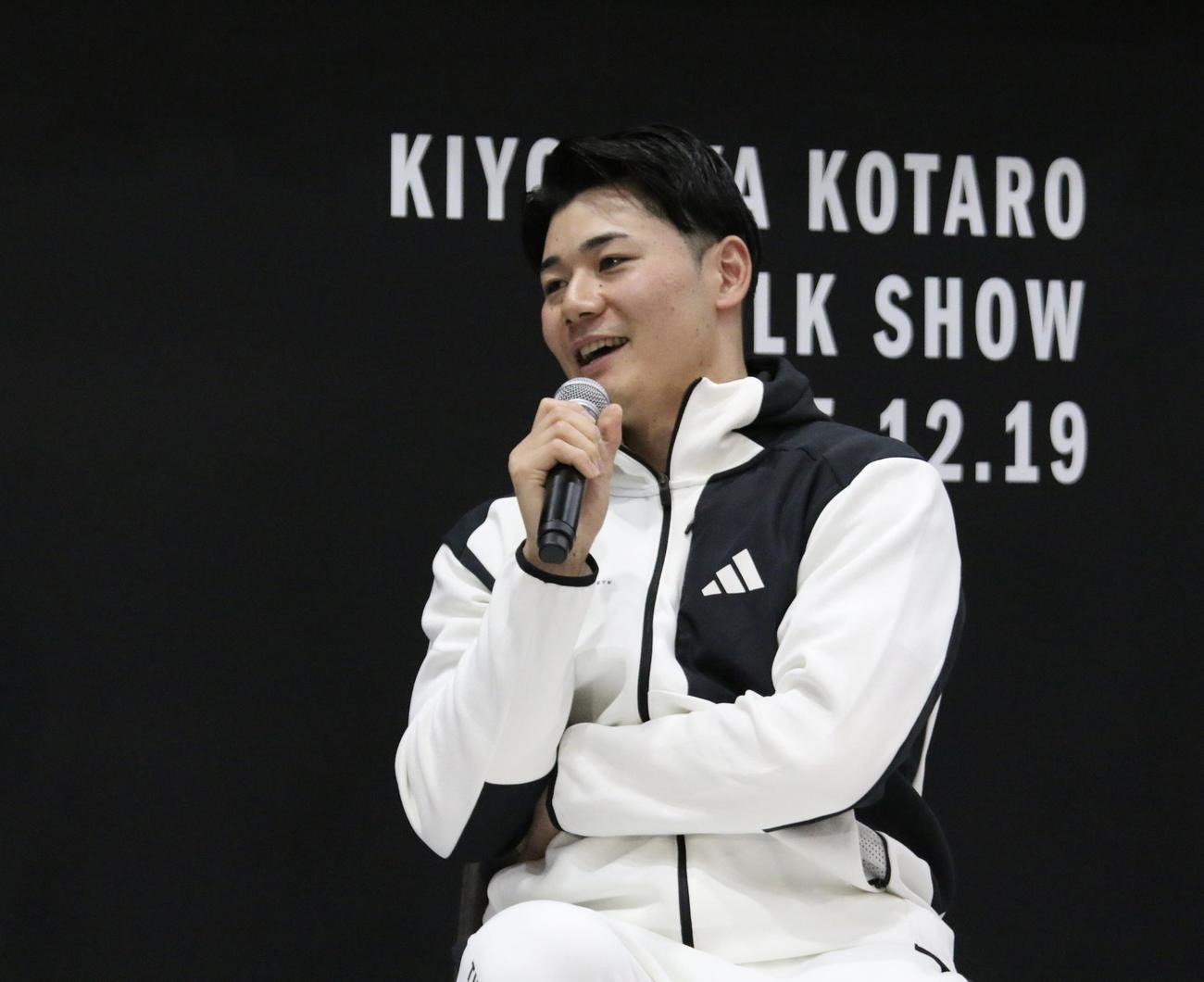 札幌市内にある「スーパースポーツゼビオドーム札幌月寒店」でトークショーを行った日本ハム清宮幸