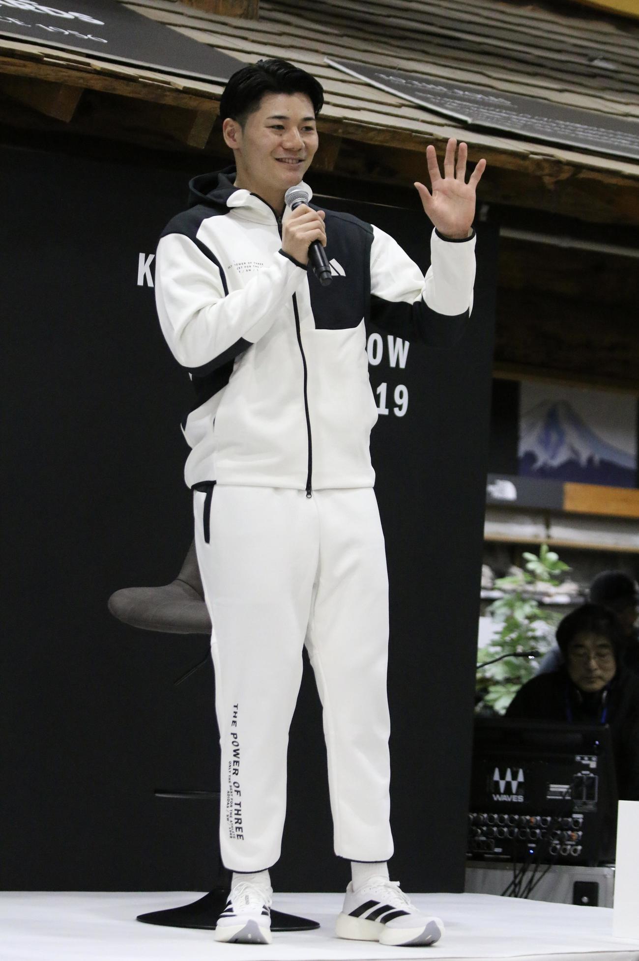 札幌市内にある「スーパースポーツゼビオドーム札幌月寒店」でトークショーを行った日本ハム清宮幸
