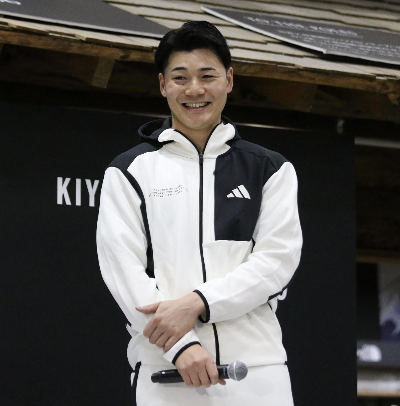 札幌市内にある「スーパースポーツゼビオドーム札幌月寒店」でトークショーを行った日本ハム清宮幸