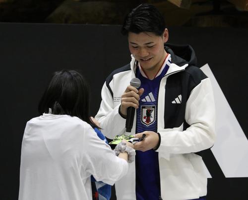 日本ハム】清宮幸太郎「これあげる」ファンの女の子が思わず号泣…偶然