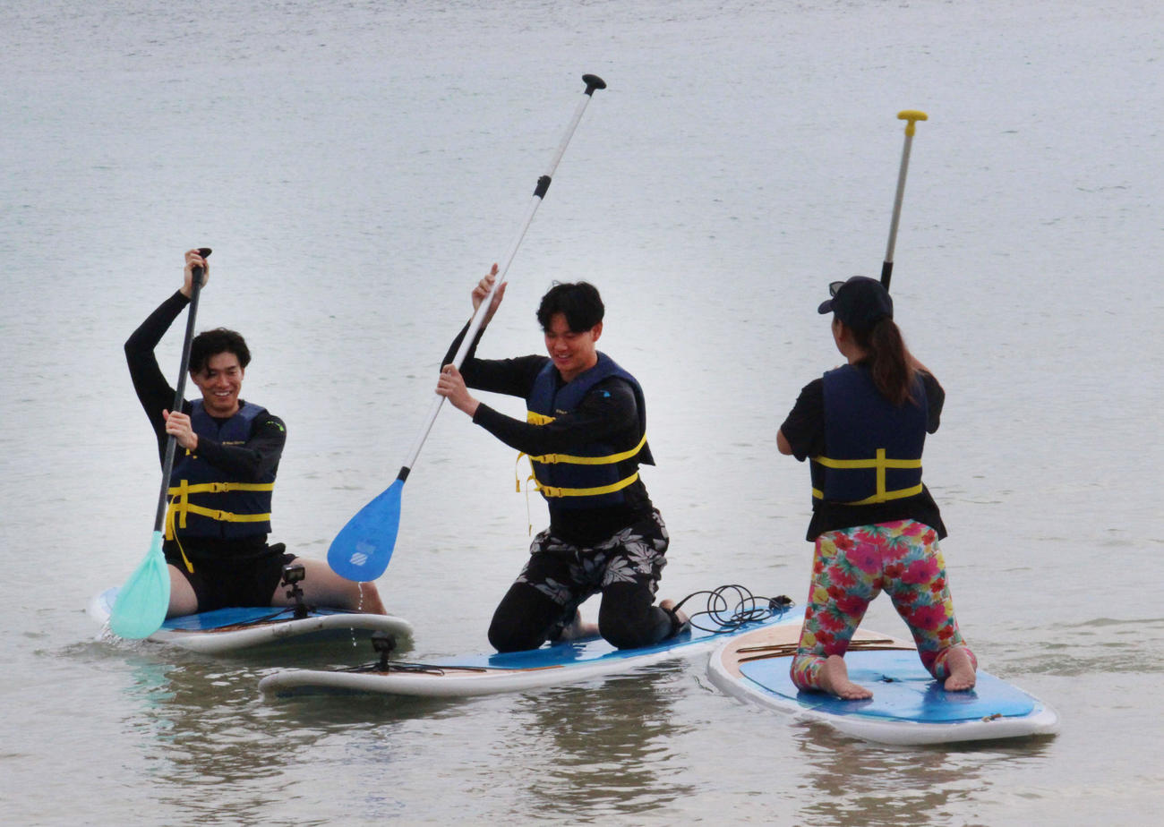 アラモアナビーチでサップ体験をする阪神及川（中央）と湯浅（左）（撮影・磯綾乃）