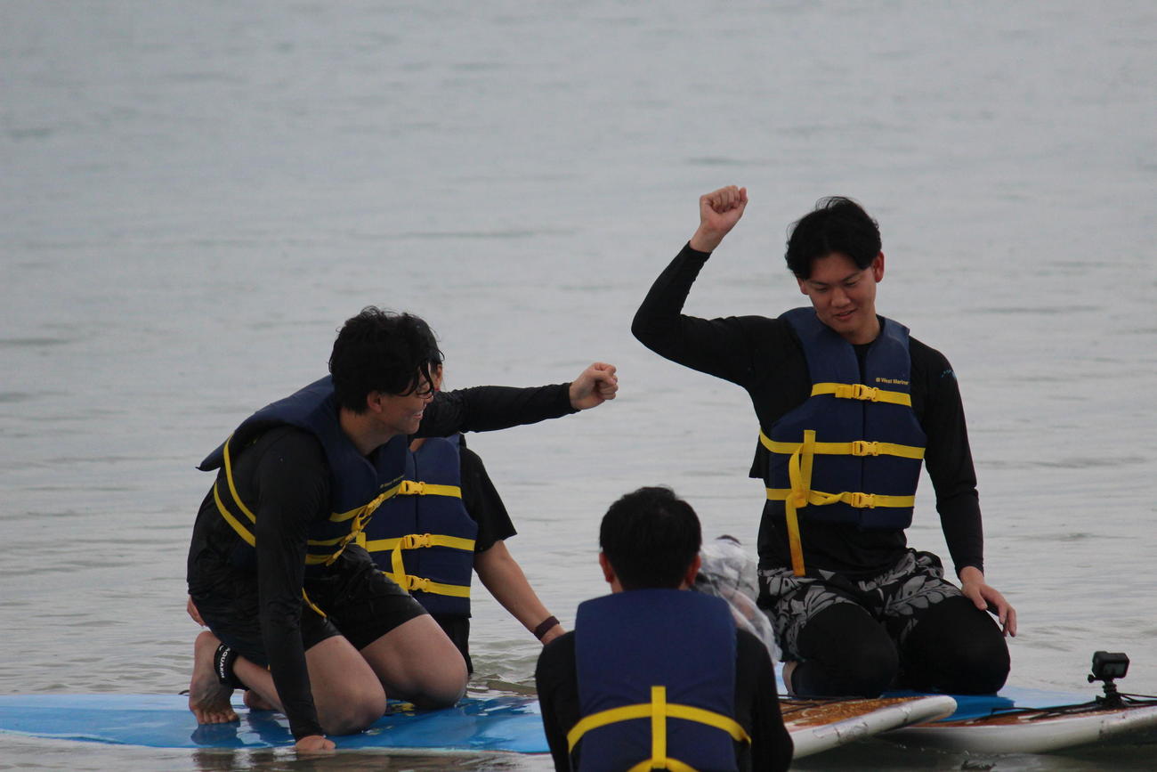 アラモアナビーチでサップ体験した阪神及川（右）と湯浅（撮影・磯綾乃）