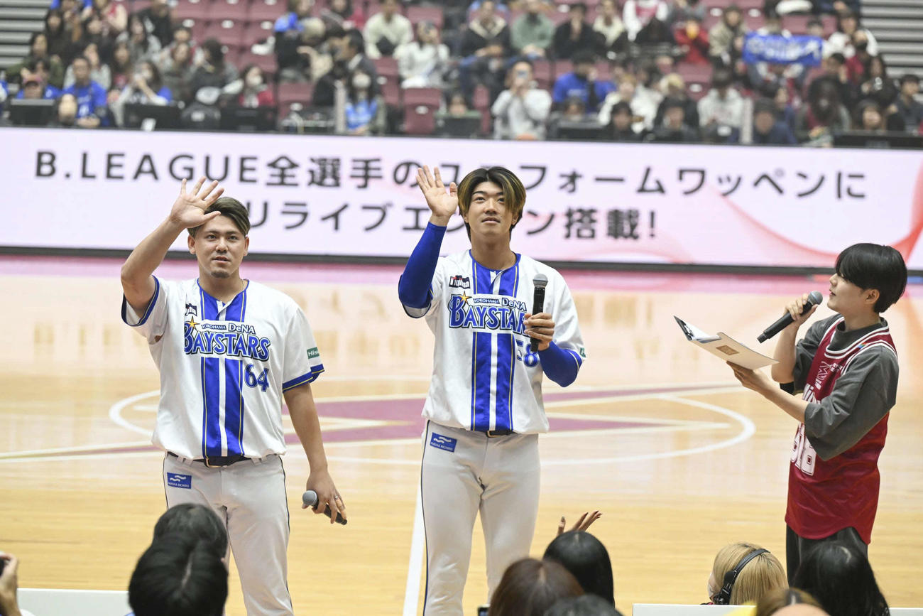 バスケットボール男子Bリーグの川崎－島根戦でオープニングトークに参加するDeNA中川（左）と梶原（川崎ブレイブサンダース提供）