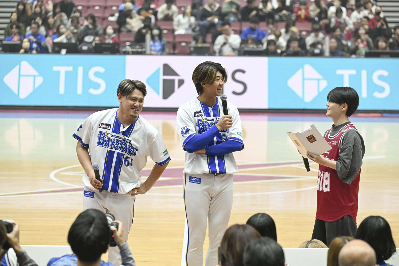 バスケットボール男子Bリーグの川崎－島根戦でオープニングトークに参加するDeNA中川（左）と梶原（川崎ブレイブサンダース提供）