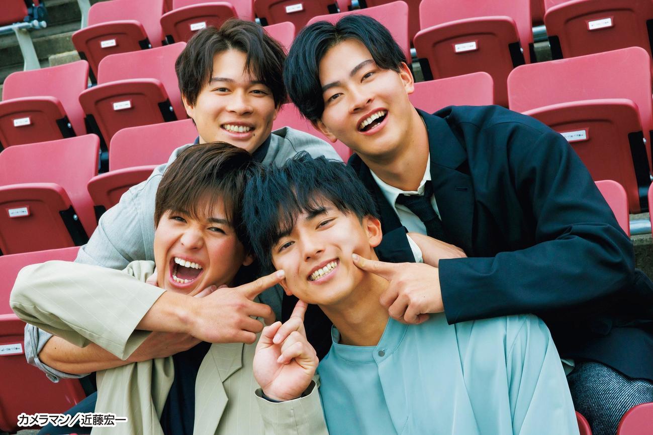 「JUNON」2月号に登場する右上から時計回りに楽天古謝、宗山、黒川、中島（球団提供）