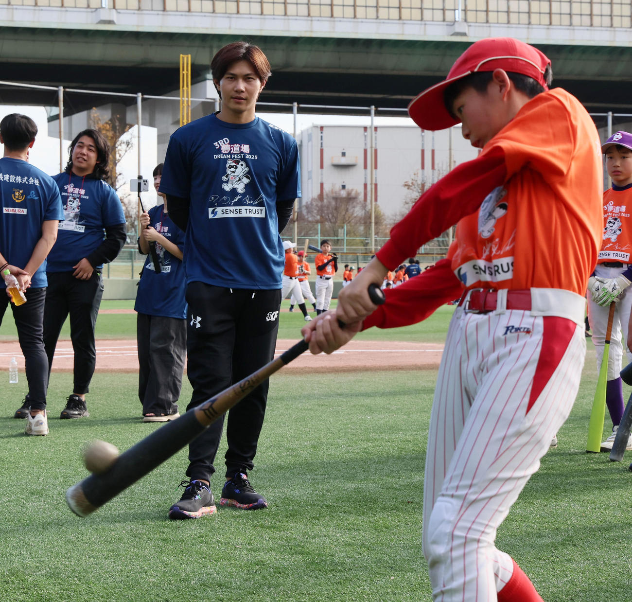 第3回夢道場ドリームフェスタ2025に参加したロッテ藤原は子どもたちのティー打撃を見る（撮影・加藤哉）