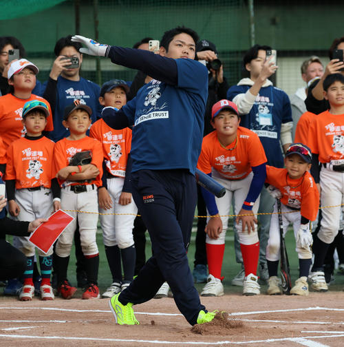 中日】根尾昂が子どもたちの前で柵越え連発 オリックス森友哉、DeNA