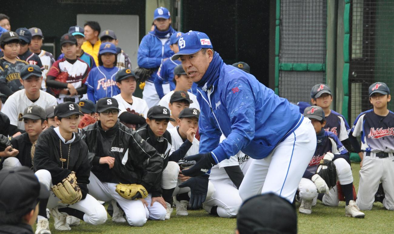 野球教室で子どもたちに手本を見せる中日井上監督