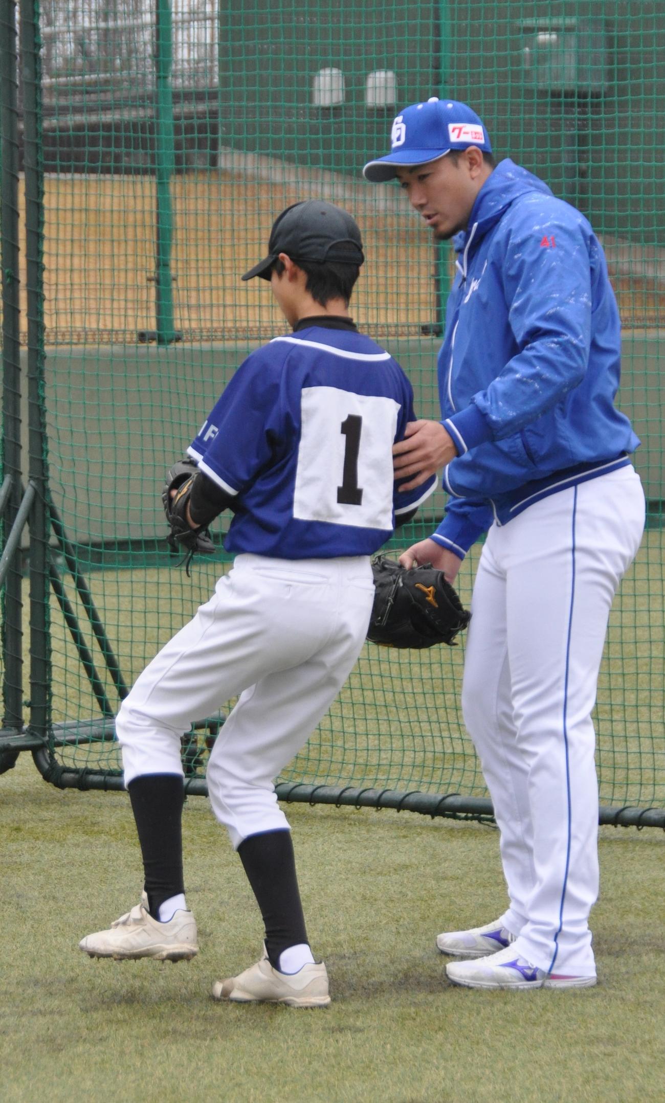 岐阜県可児市での野球教室に参加した中日勝野は子どもに指導する