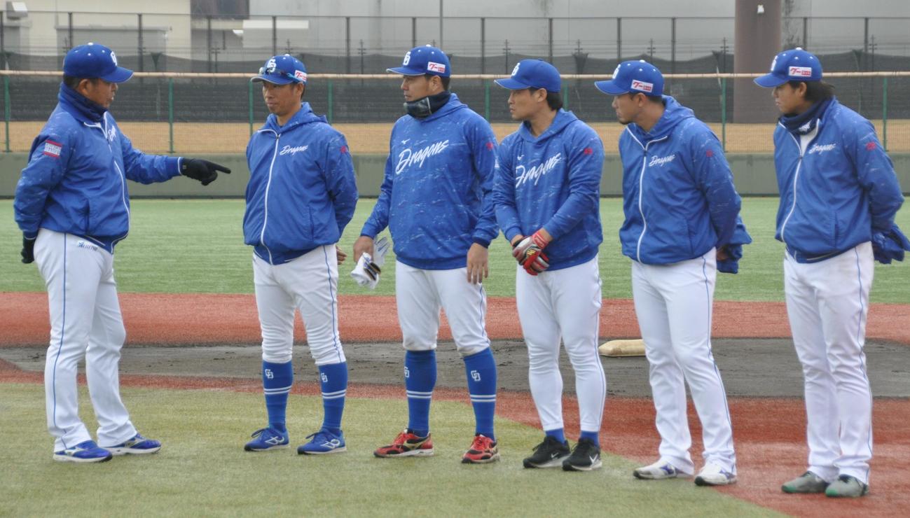 岐阜県可児市での野球教室に参加した左から中日の井上監督、山井投手コーチ、木下、加藤匠、勝野、松木平